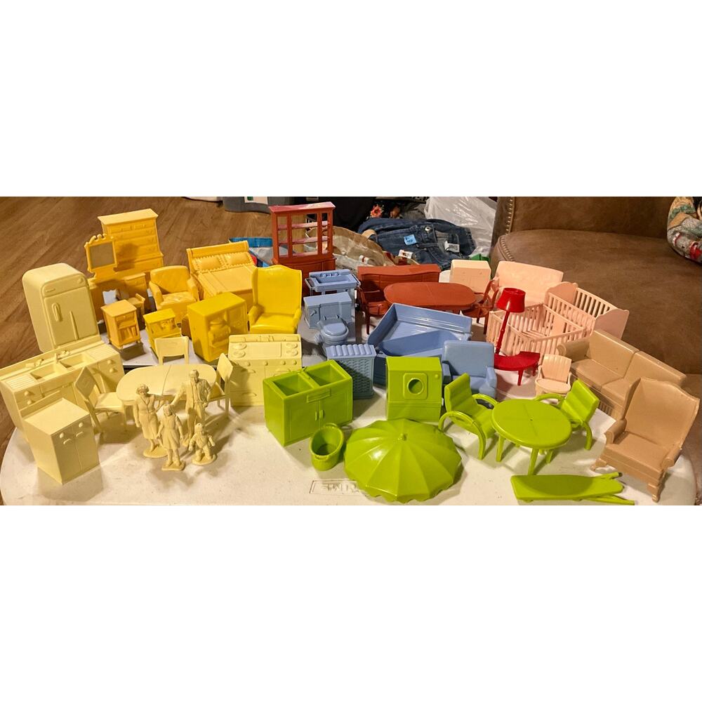 Lot of 49 Pieces of Vintage Doll House Furniture Plastic with Family Figures - Picture 6 of 9